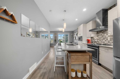 110-129 23 Avenue Ne, Calgary, AB - Indoor Photo Showing Kitchen With Upgraded Kitchen