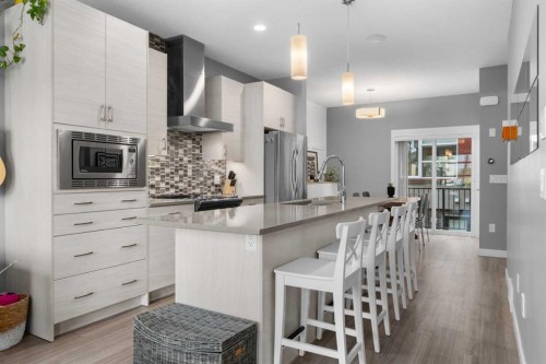 110-129 23 Avenue Ne, Calgary, AB - Indoor Photo Showing Kitchen With Upgraded Kitchen