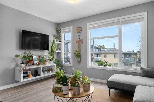 110-129 23 Avenue Ne, Calgary, AB - Indoor Photo Showing Living Room