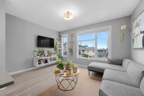 110-129 23 Avenue Ne, Calgary, AB - Indoor Photo Showing Living Room