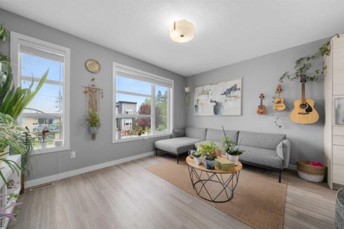110-129 23 Avenue Ne, Calgary, AB - Indoor Photo Showing Living Room