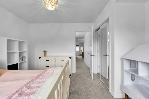 122 Windridge Road Sw, Airdrie, AB - Indoor Photo Showing Bedroom