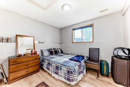 30 Covehaven View Ne, Calgary, AB - Indoor Photo Showing Bedroom
