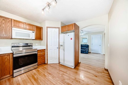 30 Covehaven View Ne, Calgary, AB - Indoor Photo Showing Kitchen