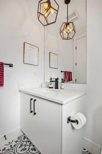 2213 25 Avenue Nw, Calgary, AB - Indoor Photo Showing Bathroom