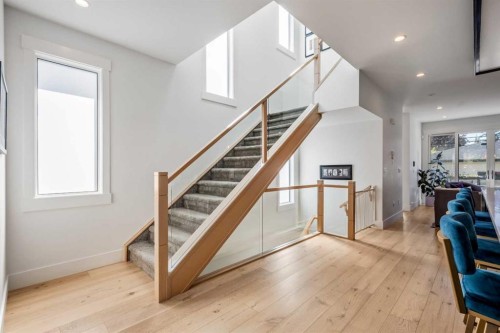 2213 25 Avenue Nw, Calgary, AB - Indoor Photo Showing Other Room