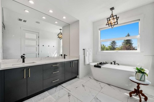2213 25 Avenue Nw, Calgary, AB - Indoor Photo Showing Bathroom