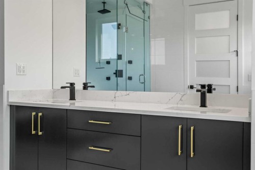 2213 25 Avenue Nw, Calgary, AB - Indoor Photo Showing Bathroom