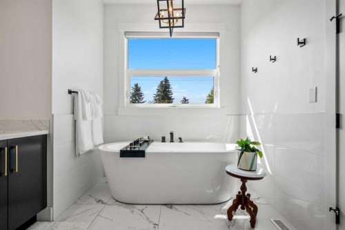 2213 25 Avenue Nw, Calgary, AB - Indoor Photo Showing Bathroom