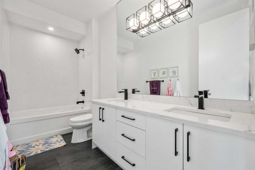 2213 25 Avenue Nw, Calgary, AB - Indoor Photo Showing Bathroom