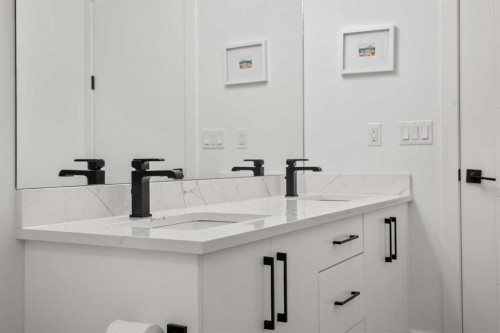 2213 25 Avenue Nw, Calgary, AB - Indoor Photo Showing Bathroom