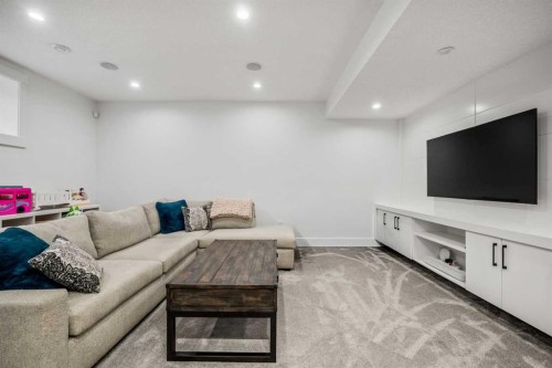 2213 25 Avenue Nw, Calgary, AB - Indoor