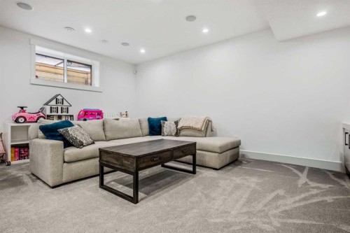 2213 25 Avenue Nw, Calgary, AB - Indoor