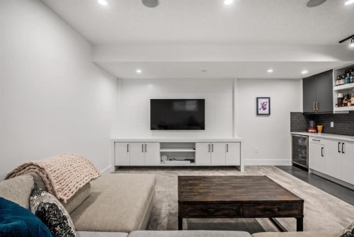 2213 25 Avenue Nw, Calgary, AB - Indoor Photo Showing Living Room