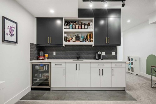 2213 25 Avenue Nw, Calgary, AB - Indoor Photo Showing Kitchen