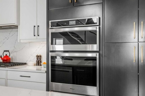 2213 25 Avenue Nw, Calgary, AB - Indoor Photo Showing Kitchen With Upgraded Kitchen