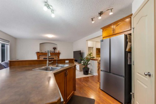 10 Evansmeade Manor Nw, Calgary, AB - Indoor Photo Showing Kitchen With Double Sink