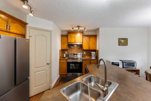 10 Evansmeade Manor Nw, Calgary, AB - Indoor Photo Showing Kitchen With Double Sink