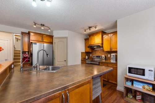 10 Evansmeade Manor Nw, Calgary, AB - Indoor Photo Showing Kitchen