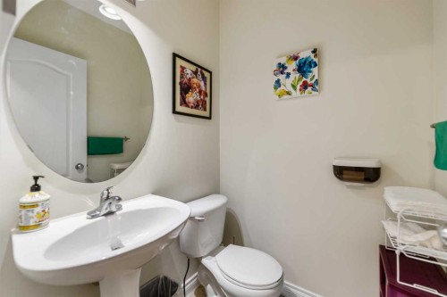 10 Evansmeade Manor Nw, Calgary, AB - Indoor Photo Showing Bathroom