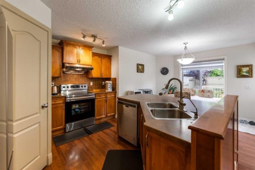 10 Evansmeade Manor Nw, Calgary, AB - Indoor Photo Showing Kitchen With Double Sink