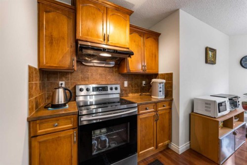 10 Evansmeade Manor Nw, Calgary, AB - Indoor Photo Showing Kitchen