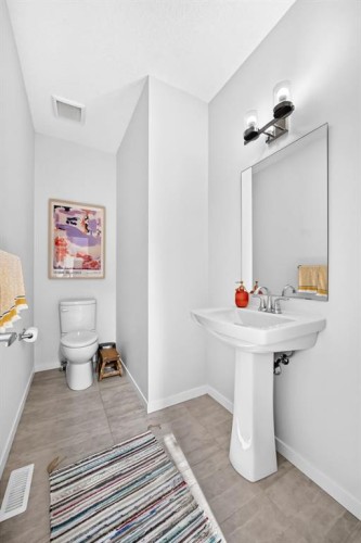 118 Belmont Crescent Sw, Calgary, AB - Indoor Photo Showing Bathroom