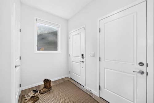 118 Belmont Crescent Sw, Calgary, AB - Indoor Photo Showing Other Room