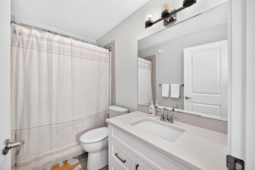 118 Belmont Crescent Sw, Calgary, AB - Indoor Photo Showing Bathroom