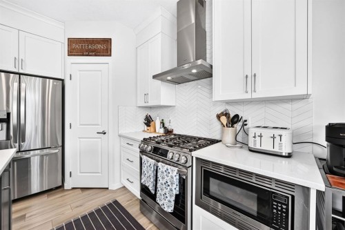 118 Belmont Crescent Sw, Calgary, AB - Indoor Photo Showing Kitchen With Upgraded Kitchen