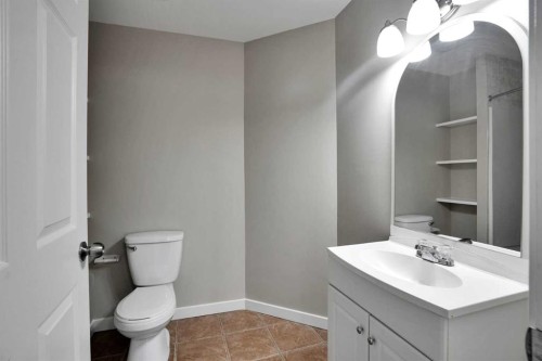 92 Everglen Close Sw, Calgary, AB - Indoor Photo Showing Bathroom