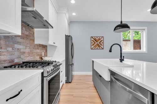 1-309 12 Avenue Ne, Calgary, AB - Indoor Photo Showing Kitchen With Stainless Steel Kitchen With Upgraded Kitchen
