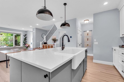 1-309 12 Avenue Ne, Calgary, AB - Indoor Photo Showing Kitchen With Upgraded Kitchen