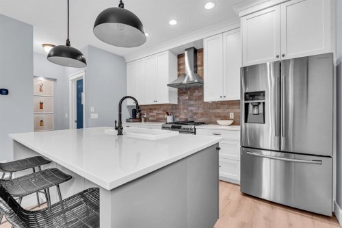 1-309 12 Avenue Ne, Calgary, AB - Indoor Photo Showing Kitchen With Stainless Steel Kitchen With Upgraded Kitchen