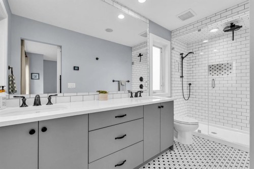 1-309 12 Avenue Ne, Calgary, AB - Indoor Photo Showing Bathroom