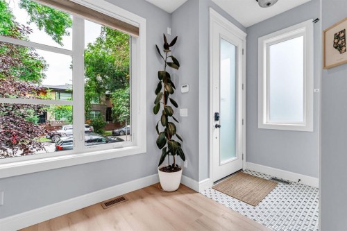 1-309 12 Avenue Ne, Calgary, AB - Indoor Photo Showing Other Room