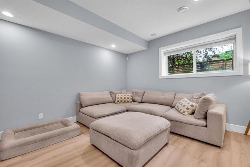 1-309 12 Avenue Ne, Calgary, AB - Indoor Photo Showing Living Room