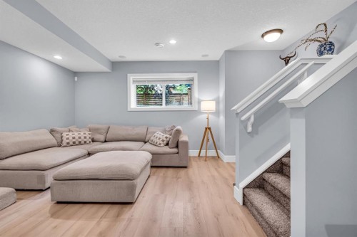 1-309 12 Avenue Ne, Calgary, AB - Indoor Photo Showing Living Room