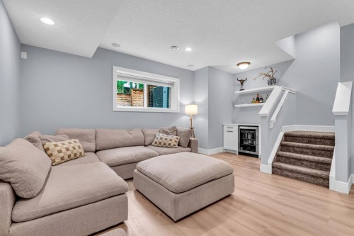 1-309 12 Avenue Ne, Calgary, AB - Indoor Photo Showing Living Room
