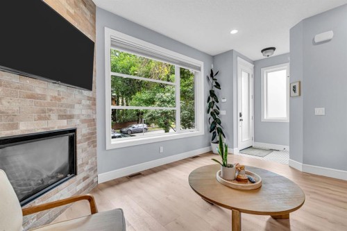 1-309 12 Avenue Ne, Calgary, AB - Indoor Photo Showing Living Room With Fireplace
