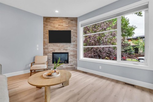 1-309 12 Avenue Ne, Calgary, AB - Indoor Photo Showing Living Room With Fireplace