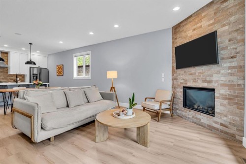 1-309 12 Avenue Ne, Calgary, AB - Indoor Photo Showing Living Room With Fireplace