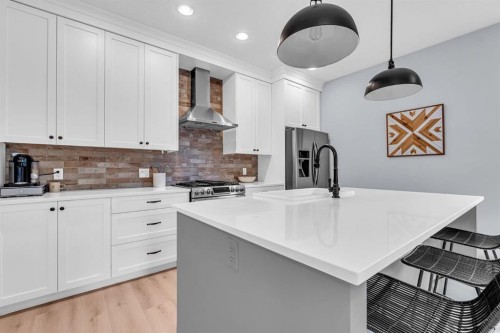1-309 12 Avenue Ne, Calgary, AB - Indoor Photo Showing Kitchen With Upgraded Kitchen