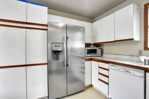 28 Martinridge Road Ne, Calgary, AB - Indoor Photo Showing Kitchen