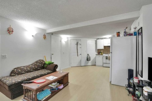 28 Martinridge Road Ne, Calgary, AB - Indoor Photo Showing Kitchen