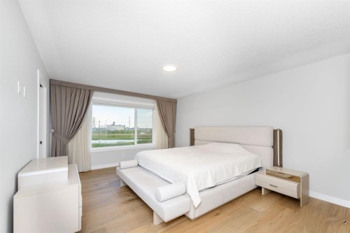 171 Corner Glen Grove Ne, Calgary, AB - Indoor Photo Showing Bedroom