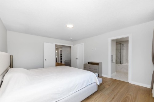 171 Corner Glen Grove Ne, Calgary, AB - Indoor Photo Showing Bedroom