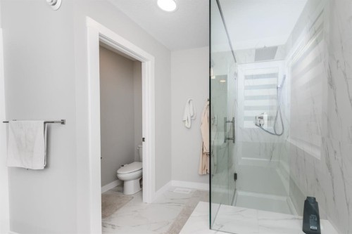 171 Corner Glen Grove Ne, Calgary, AB - Indoor Photo Showing Bathroom
