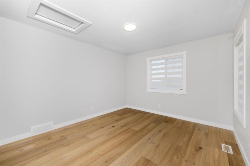 171 Corner Glen Grove Ne, Calgary, AB - Indoor Photo Showing Other Room