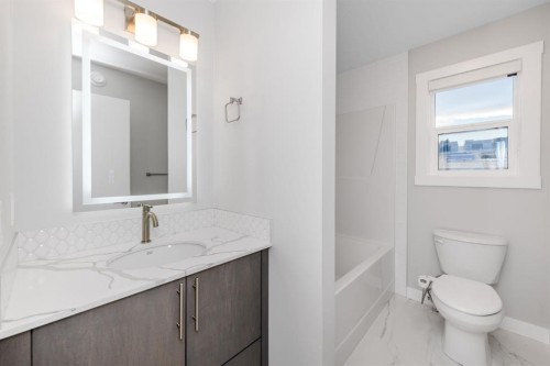 171 Corner Glen Grove Ne, Calgary, AB - Indoor Photo Showing Bathroom
